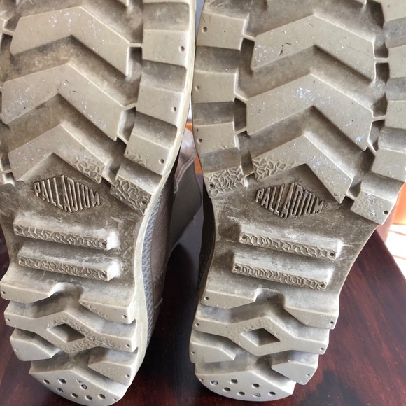 Palladium leather laceless boots
Size 6 1/2 - Picture 4 of 5